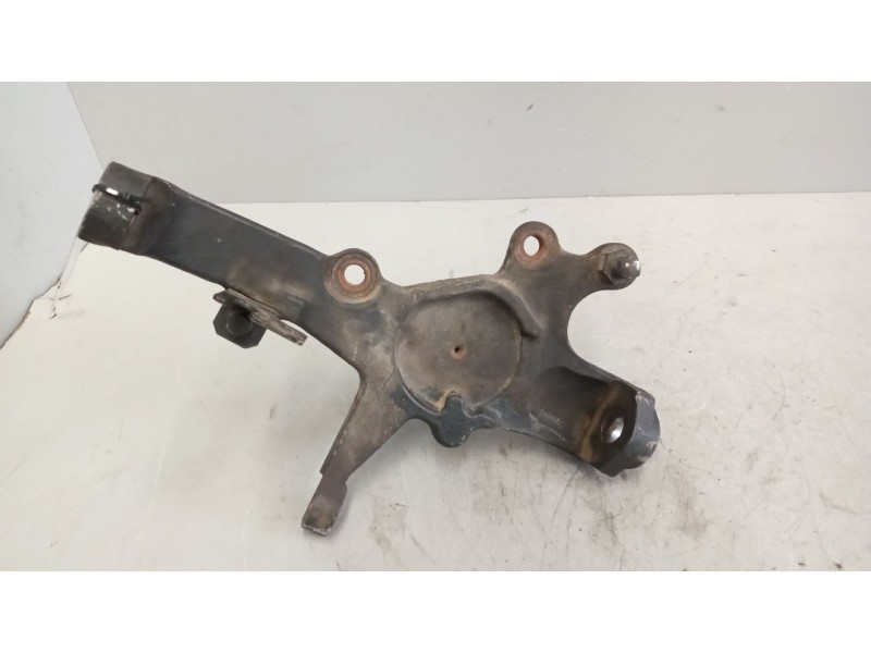 Recambio de mangueta delantera izquierda para nissan cabstar 01.04 referencia OEM IAM   