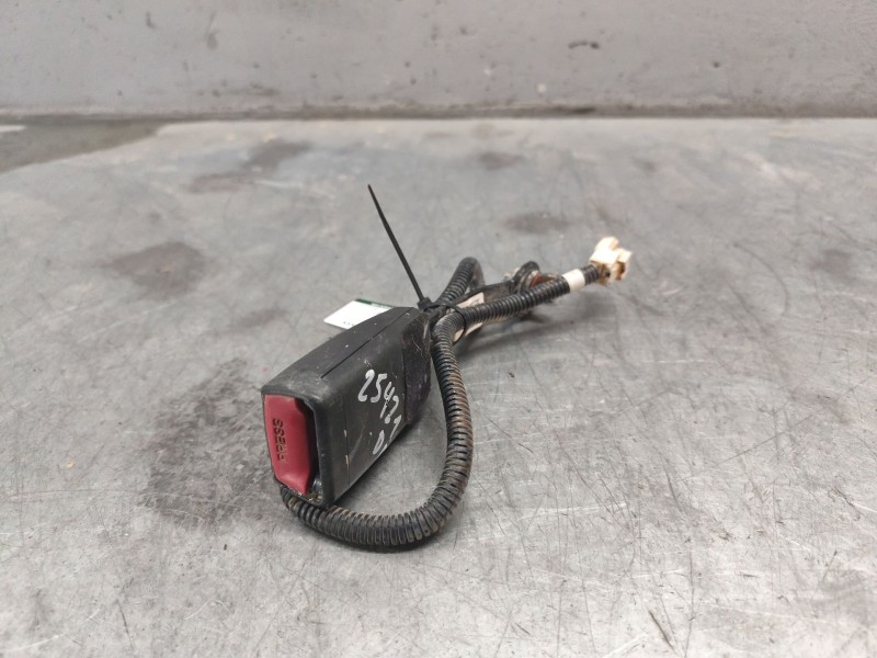 Recambio de enganche de cinturon delantero derecho para hyundai i30 (gd) 1.6 crdi referencia OEM IAM 88840a6000ry  