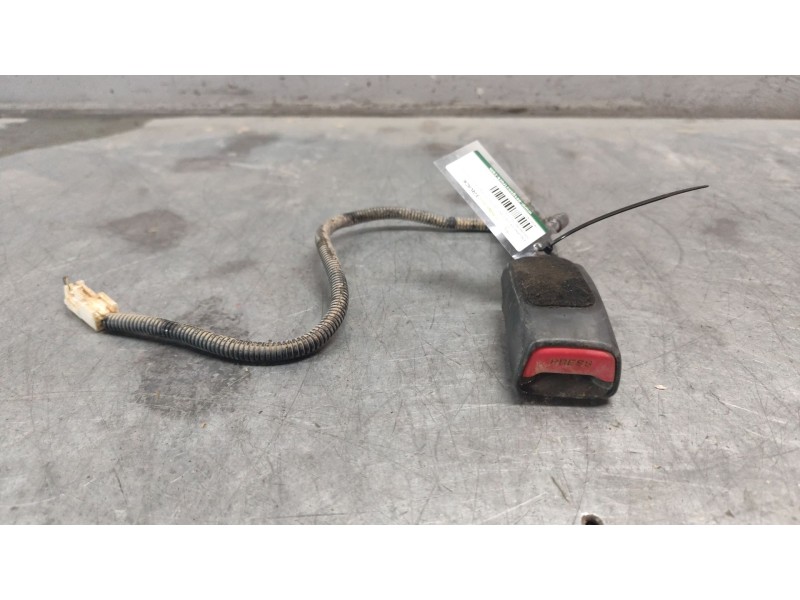 Recambio de enganche de cinturon delantero izquierdo para hyundai i30 (gd) 1.6 crdi referencia OEM IAM 88830a6000ry  