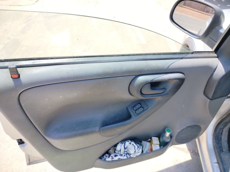 opel corsa c (x01) del año 2001