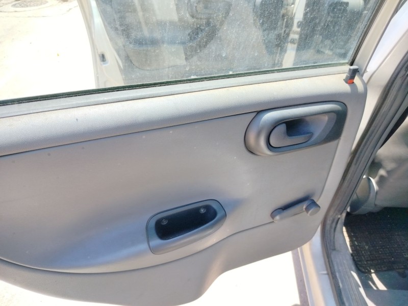 opel corsa c (x01) del año 2001