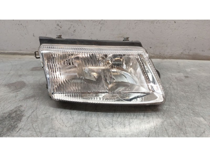 Recambio de faro derecho para volkswagen passat berlina (3b2) comfortline referencia OEM IAM 12132  