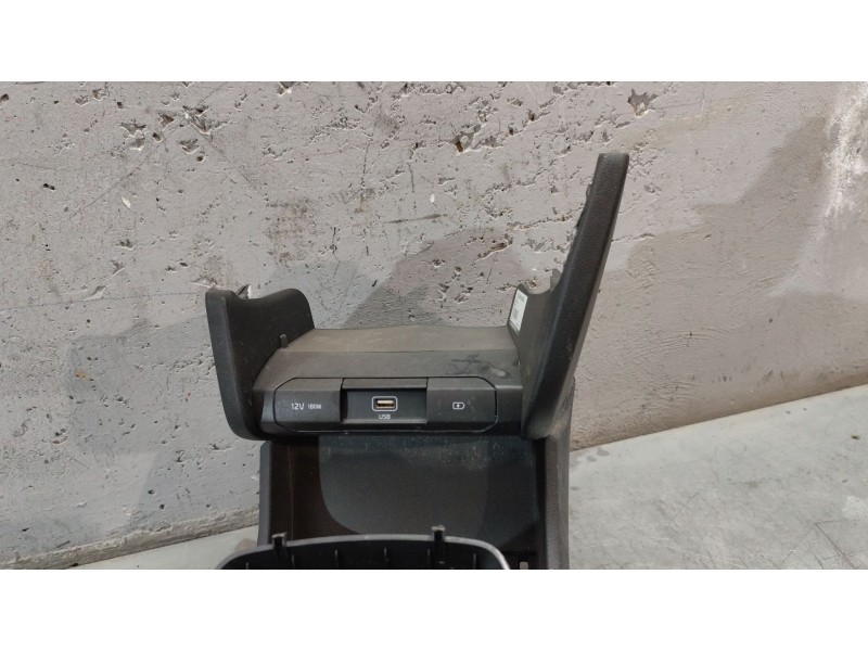 Recambio de consola central para kia niro i (de) e-niro referencia OEM IAM 84630q4110wk  