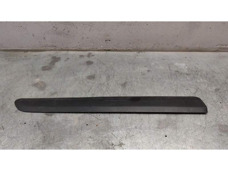 Recambio de moldura puerta delantera derecha para peugeot partner tepee 1.6 bluehdi 100 referencia OEM IAM 96816453  