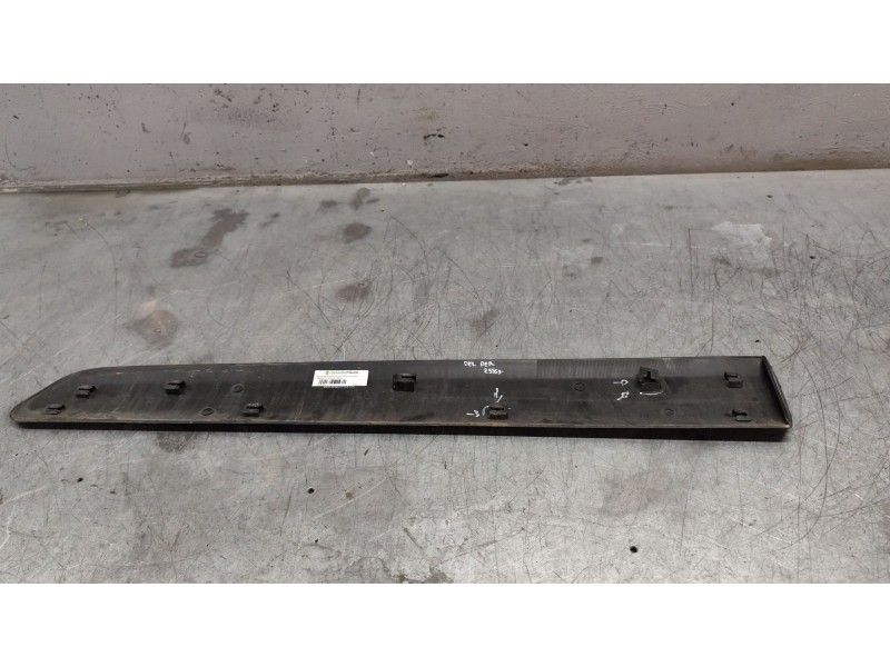Recambio de moldura puerta delantera derecha para peugeot partner tepee 1.6 bluehdi 100 referencia OEM IAM 96816453  
