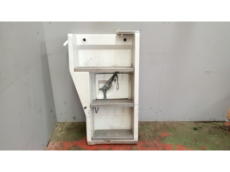 Recambio de peldaño izquierdo para renault magnum ab diesel referencia OEM IAM 5010574327  