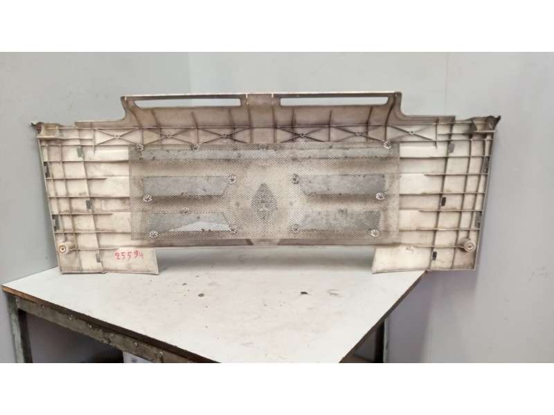 Recambio de rejilla delantera central para renault magnum ab diesel referencia OEM IAM 7421105746  