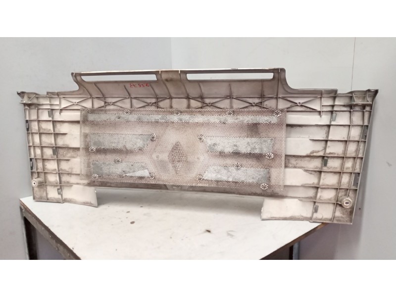 Recambio de rejilla delantera central para renault magnum ab diesel referencia OEM IAM 7421105746  