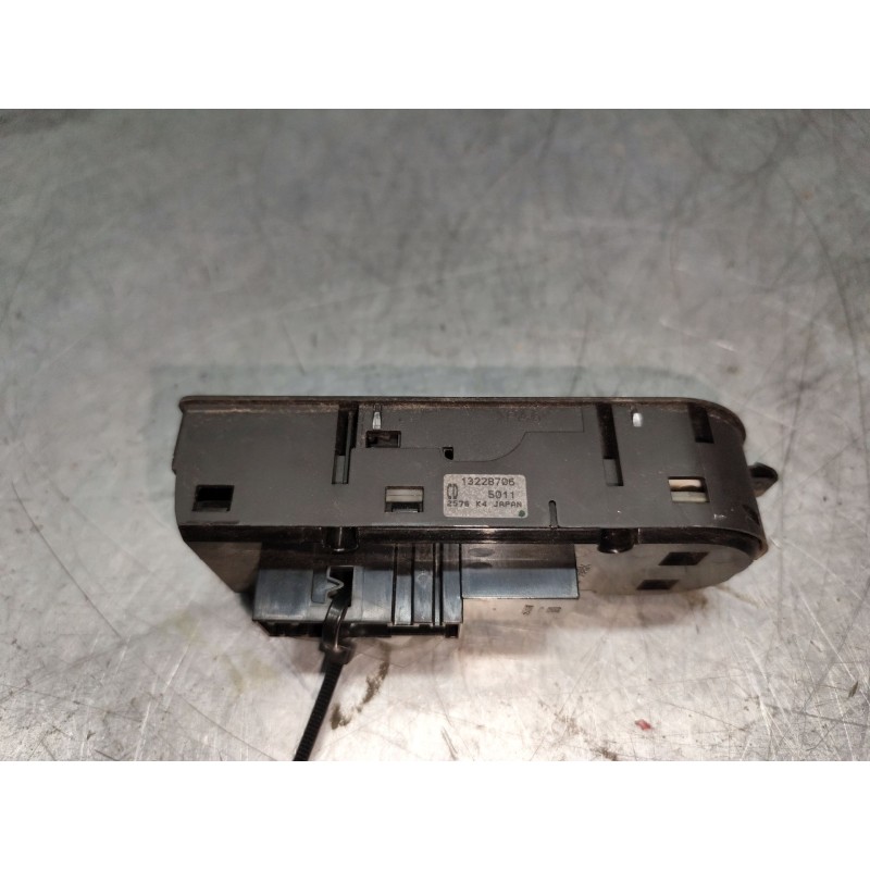 Recambio de mando elevalunas delantero izquierdo para opel astra h ber. 1.7 16v cdti referencia OEM IAM 13228706  