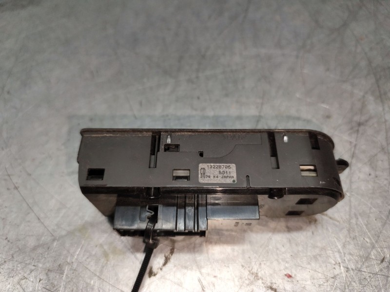 Recambio de mando elevalunas delantero izquierdo para opel astra h ber. 1.7 16v cdti referencia OEM IAM 13228706  