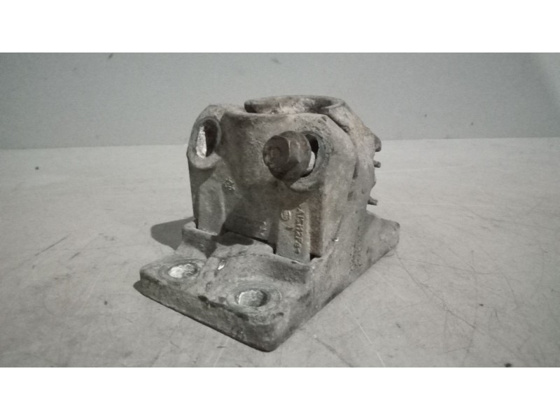 Recambio de soporte guardabarros trasero para volvo fh xxx 12.8 diesel referencia OEM IAM 21213203  