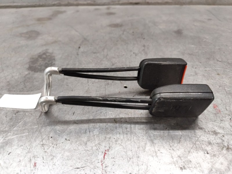 Recambio de enganche cinturon trasero derecho para volkswagen golf iii (1h1) 1.6 referencia OEM IAM 1H0857739A  