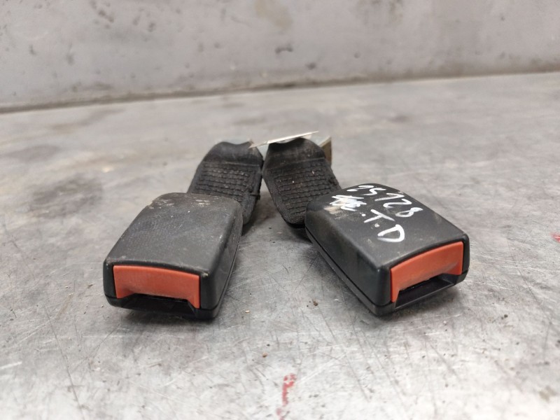 Recambio de enganche cinturon trasero derecho para ford fiesta (cbk) ambiente referencia OEM IAM 2S6AA613K21AC  