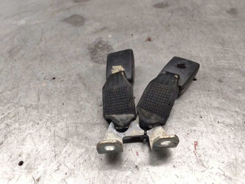 Recambio de enganche cinturon trasero derecho para ford fiesta (cbk) ambiente referencia OEM IAM 2S6AA613K21AC  