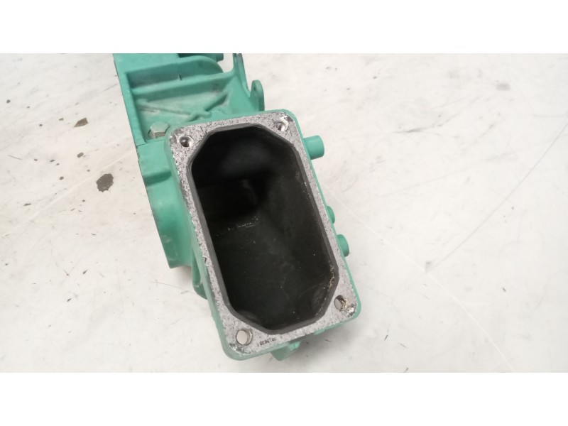 Recambio de colector admision para volvo fm xxx 12.8 diesel referencia OEM IAM 21647366  