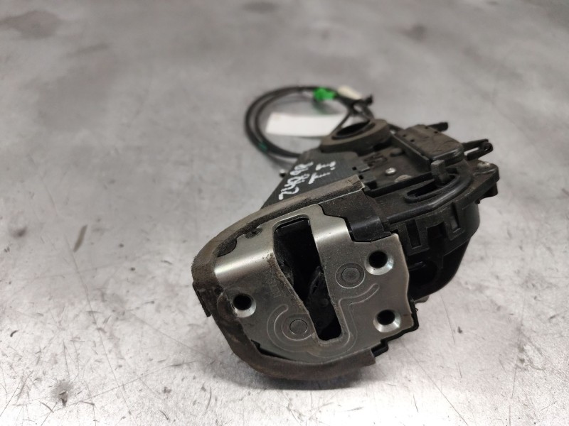 Recambio de cerradura puerta trasera izquierda para toyota yaris 1.0 cat referencia OEM IAM   