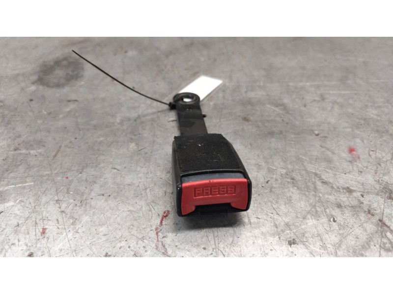 Recambio de enganche de cinturon delantero derecho para peugeot 206 berlina xr referencia OEM IAM 5990BAC  