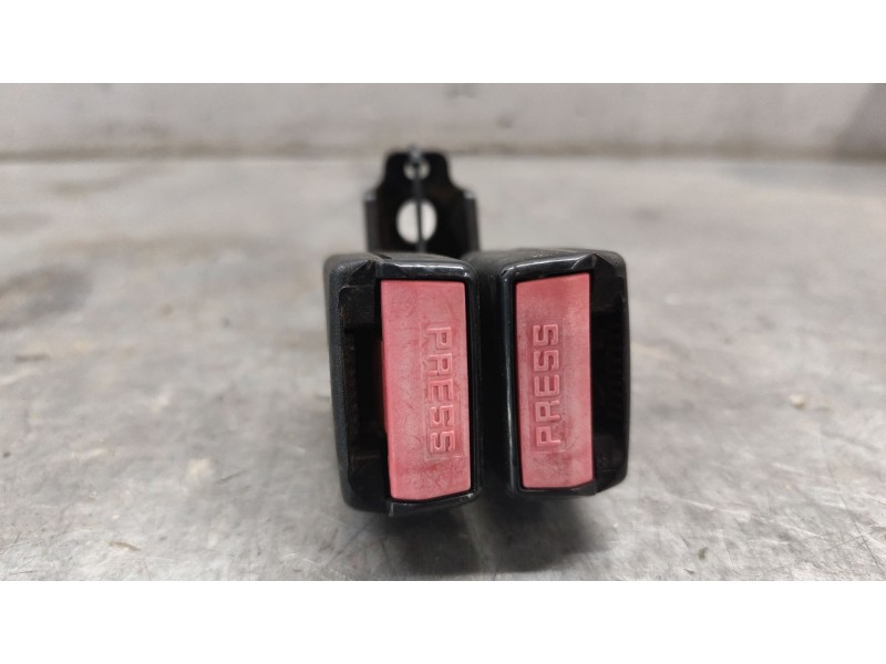 Recambio de enganche cinturon trasero izquierdo para peugeot 308 confort referencia OEM IAM EA09983  