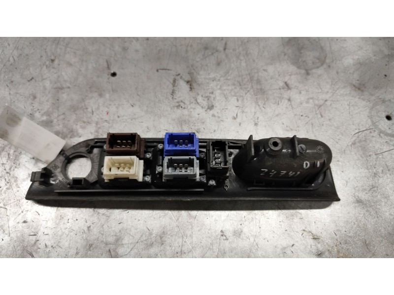 Recambio de mando elevalunas delantero izquierdo para renault laguna (b56) 1.8 16v rt referencia OEM IAM 7701707064  