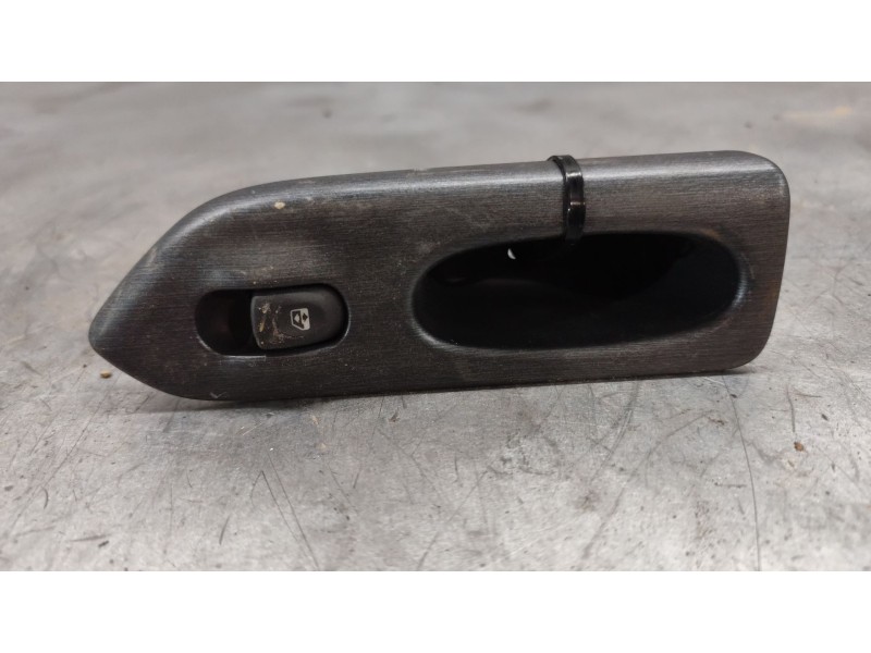 Recambio de mando elevalunas trasero izquierdo para renault laguna (b56) 1.8 16v rt referencia OEM IAM 7701707066  