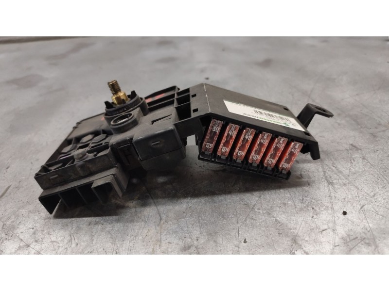 Recambio de caja reles / fusibles para renault trafic combi (ab 4.01) referencia OEM IAM 2119820402  