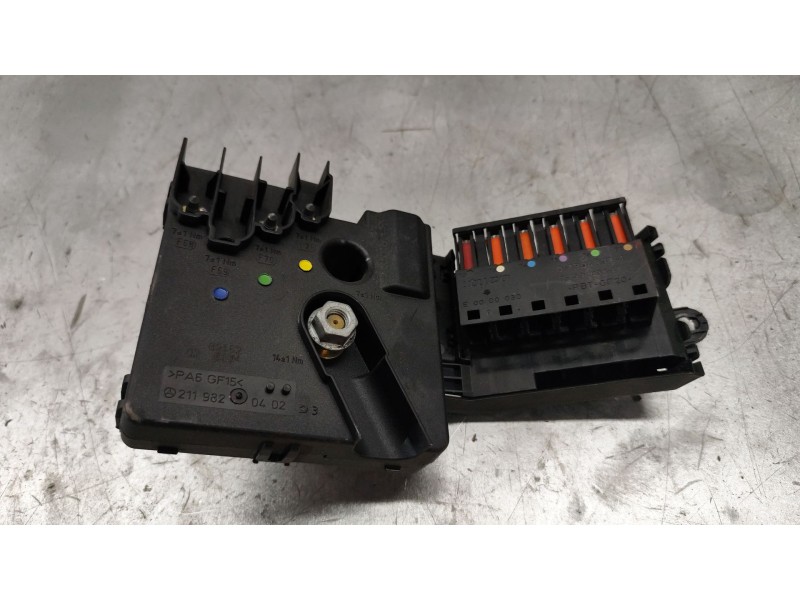 Recambio de caja reles / fusibles para renault trafic combi (ab 4.01) referencia OEM IAM 2119820402  