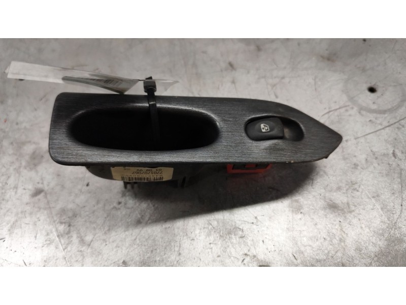 Recambio de mando elevalunas trasero derecho para renault laguna (b56) 1.8 16v rt referencia OEM IAM 7701707067  