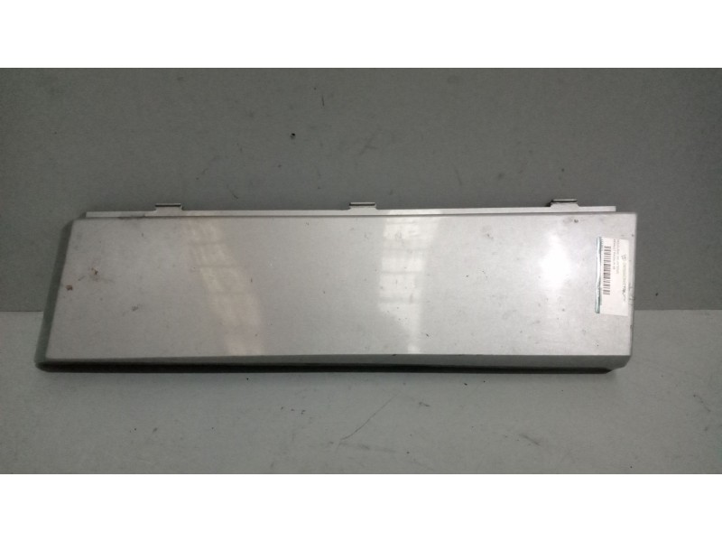 Recambio de molduras delanteras para renault magnum ab diesel referencia OEM IAM 5010468808  