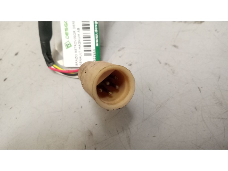 Recambio de brazo retrovisor derecho para renault magnum ab diesel referencia OEM IAM   