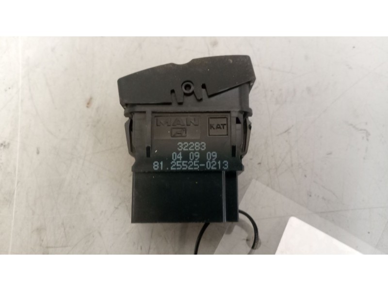 Recambio de interruptor para man tgx 18.xxx 12.4 diesel referencia OEM IAM 81255250213  