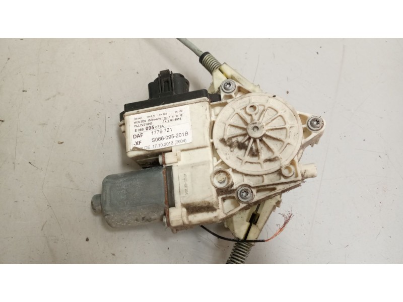 Recambio de elevalunas delantero izquierdo para daf serie xf105.xxx 12.9 diesel referencia OEM IAM 2130642  