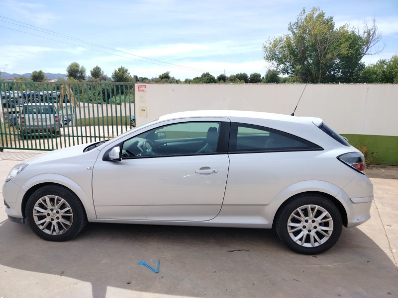 opel astra h gtc (a04) del año 2009