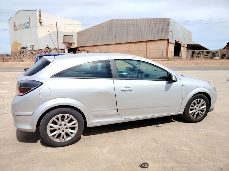 opel astra h gtc (a04) del año 2009