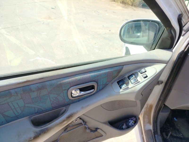 nissan almera tino (v10m) del año 2001