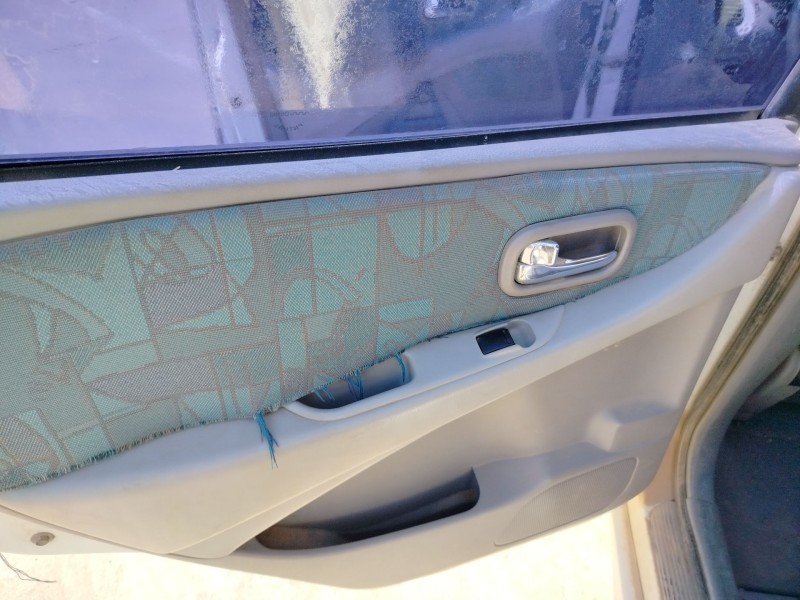 nissan almera tino (v10m) del año 2001