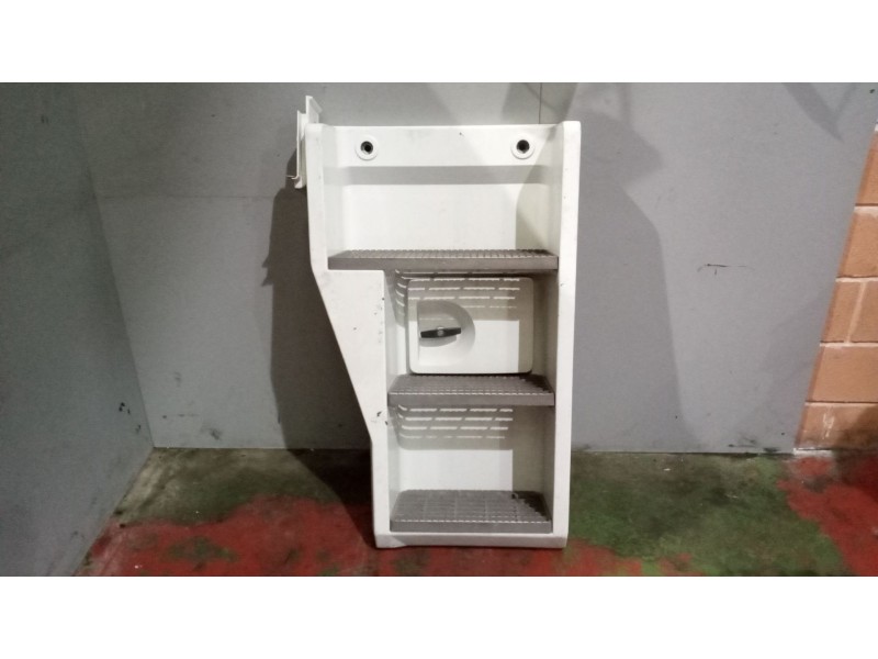 Recambio de peldaño izquierdo para renault magnum ab 2005 12.8 diesel referencia OEM IAM 5010574327  