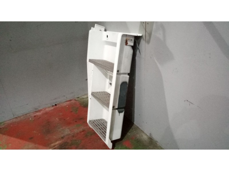 Recambio de peldaño izquierdo para renault magnum ab 2005 12.8 diesel referencia OEM IAM 5010574327  