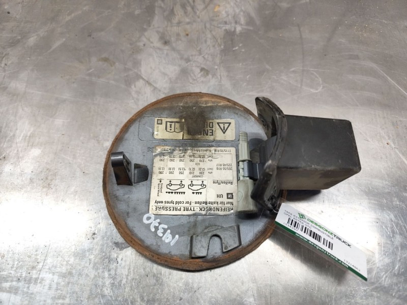 Recambio de tapa exterior combustible para opel astra gtc 1.9 cdti referencia OEM IAM 13214862  