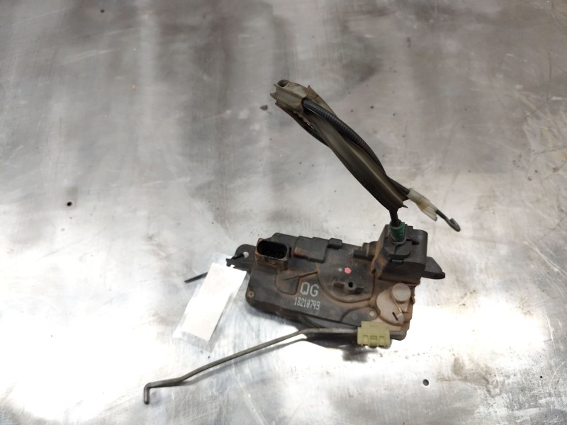 Recambio de cerradura puerta delantera derecha para opel astra gtc 1.9 cdti referencia OEM IAM 13210749  