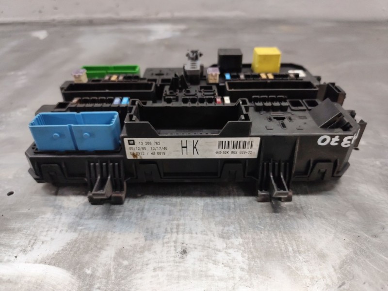 Recambio de caja reles / fusibles para opel astra gtc 1.9 cdti referencia OEM IAM 13206762  5DK00866932