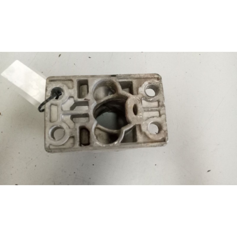 Recambio de soporte guardabarros trasero para renault magnum ab 2005 12.8 diesel referencia OEM IAM 21213202  21213203