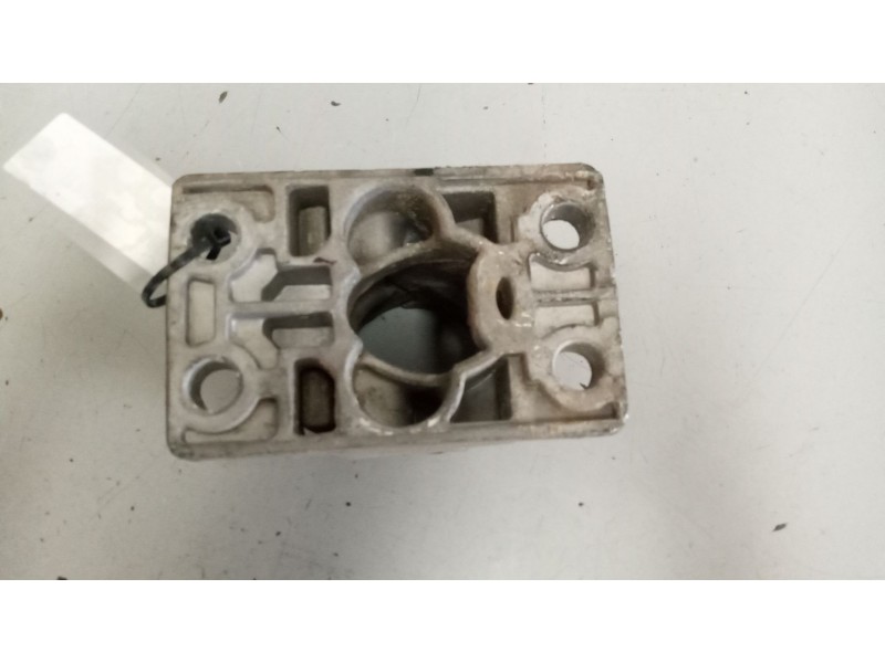 Recambio de soporte guardabarros trasero para renault magnum ab 2005 12.8 diesel referencia OEM IAM 21213202  21213203