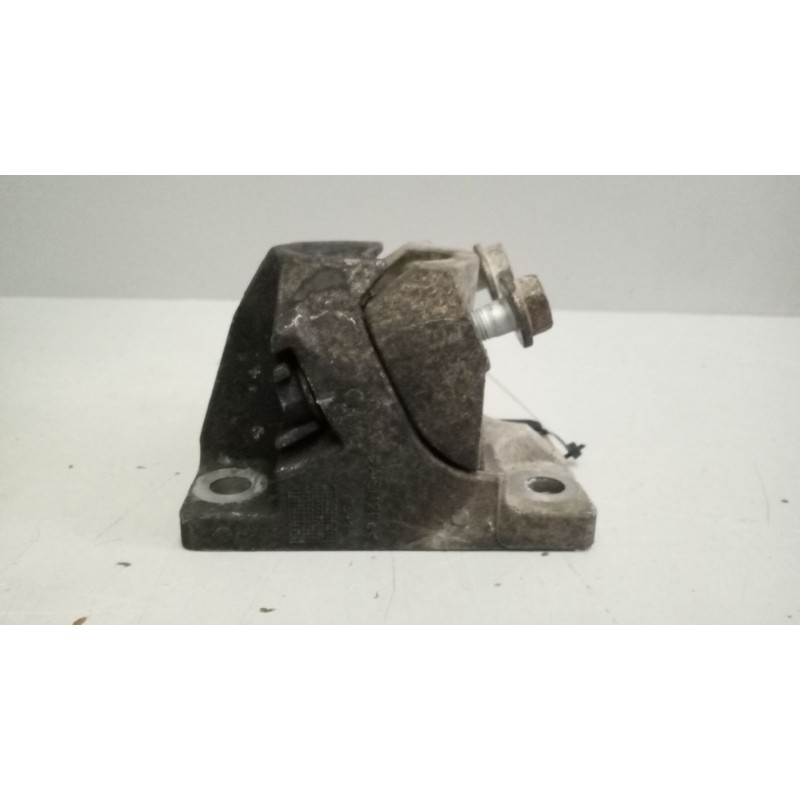 Recambio de soporte guardabarros trasero para renault magnum ab 2005 12.8 diesel referencia OEM IAM 21213202  21213203