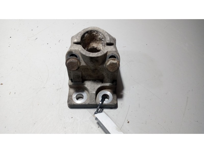 Recambio de soporte guardabarros trasero para renault magnum ab 2005 12.8 diesel referencia OEM IAM 21213202  21213203