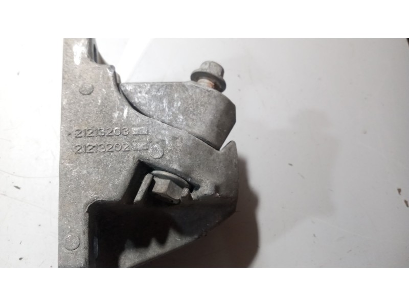 Recambio de soporte guardabarros trasero para renault magnum ab 2005 12.8 diesel referencia OEM IAM 21213202  21213203