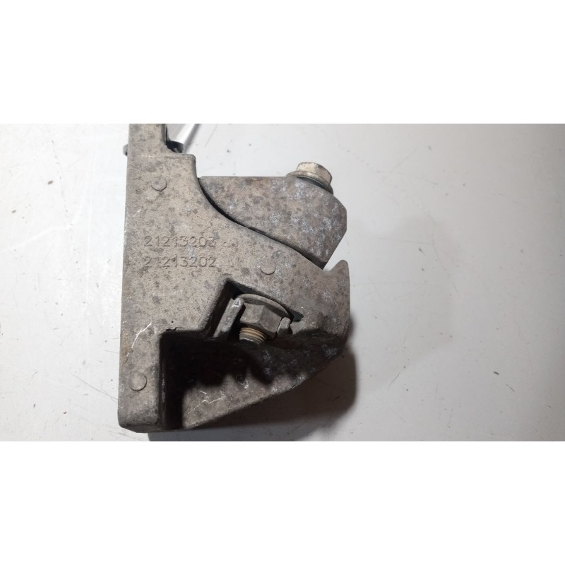 Recambio de soporte guardabarros trasero para renault magnum ab 2005 12.8 diesel referencia OEM IAM 21213202  21213203
