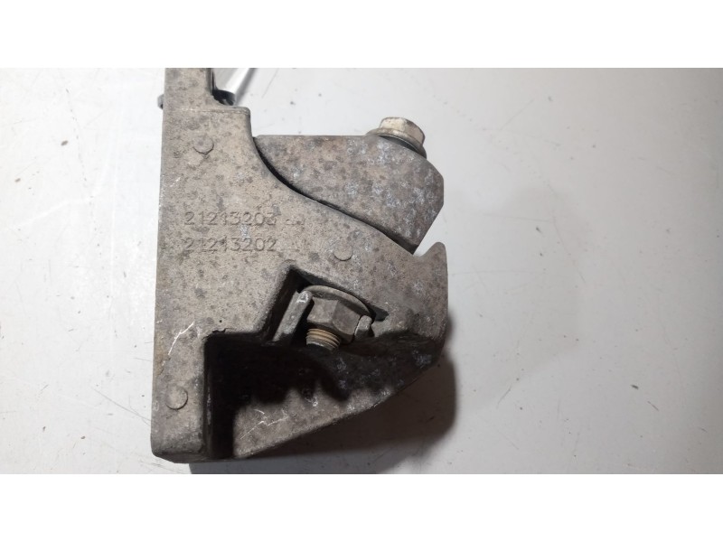 Recambio de soporte guardabarros trasero para renault magnum ab 2005 12.8 diesel referencia OEM IAM 21213202  21213203