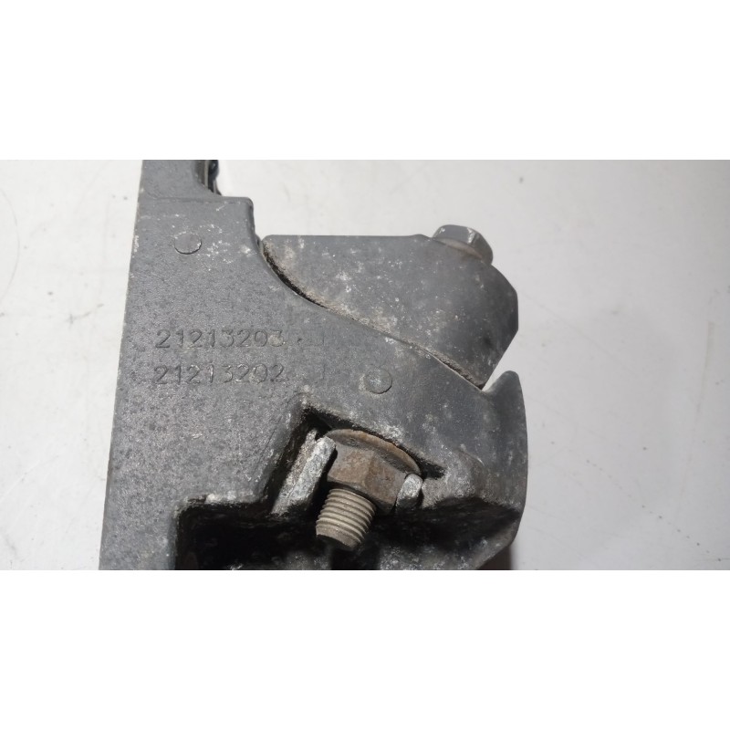 Recambio de soporte guardabarros trasero para renault magnum ab 2005 12.8 diesel referencia OEM IAM 21213202  21213203