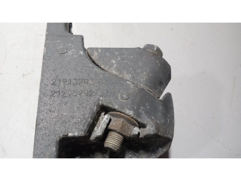 Recambio de soporte guardabarros trasero para renault magnum ab 2005 12.8 diesel referencia OEM IAM 21213202  21213203