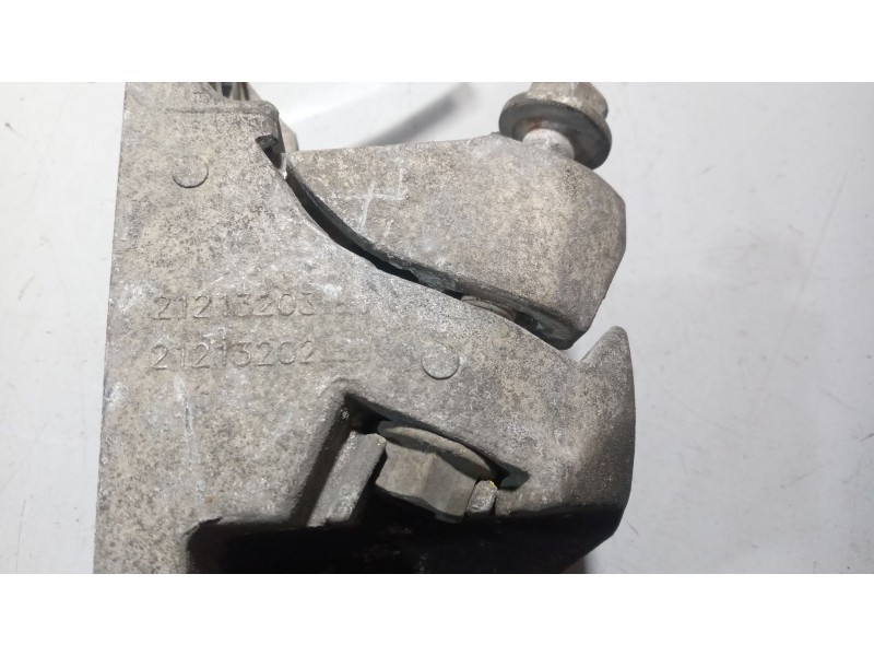 Recambio de soporte guardabarros trasero para renault magnum ab 2005 12.8 diesel referencia OEM IAM 21213202  21213203